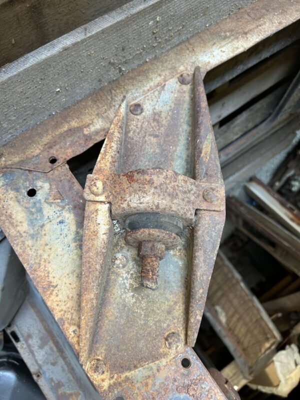 STRUT ROD INCLUDES NUTS