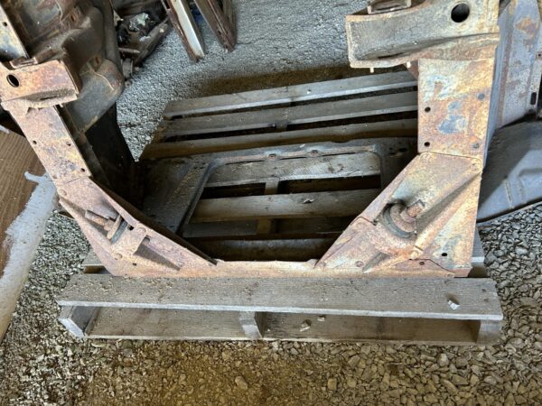 STRUT ROD INCLUDES NUTS