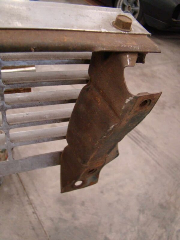 GRILL HEADLIGHT SUPPORT END BRACKET LH