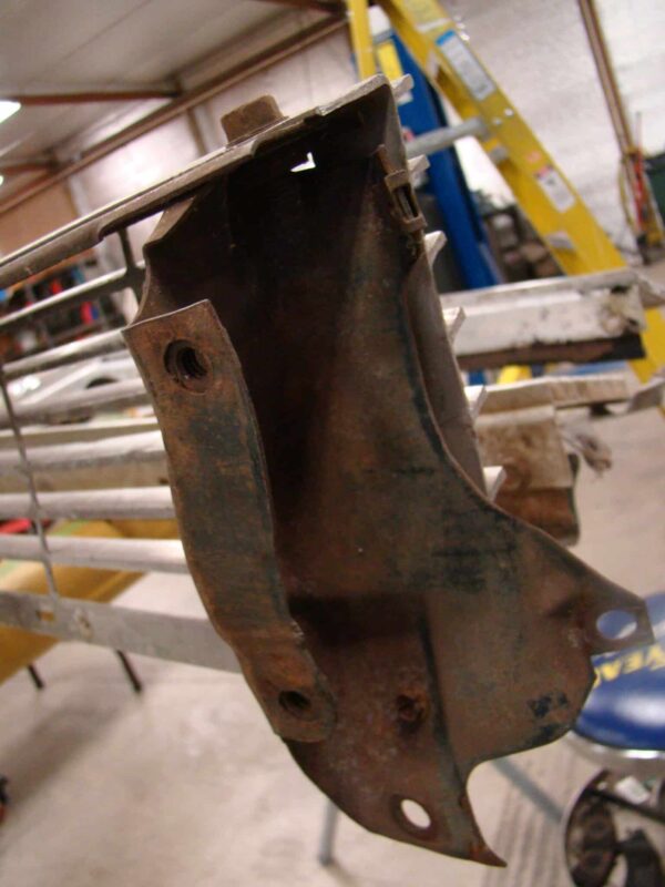GRILL HEADLIGHT SUPPORT END BRACKET LH