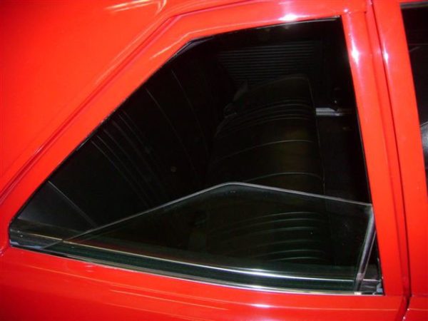 QUARTER WINDOW VERTICAL GUIDE