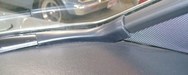 REAR WINDOW LOWER CORNER WINDLACE