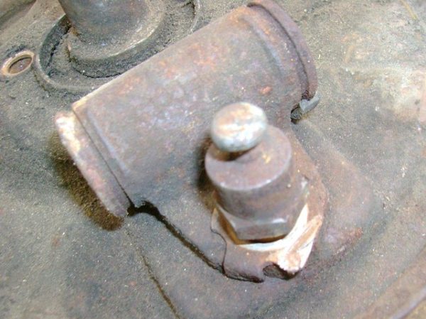 62-63 BRAKE SHOE STUD FLAT LOCK